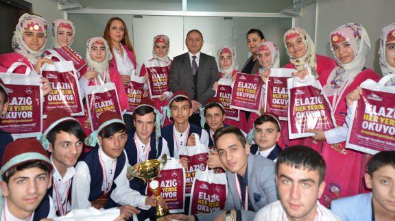 Halk Oyunları Yarışmalarında İl birincisi Olan 75. Yıl Anadolu Lisesi Öğrencileri MüdürGÜRTÜRK´ü Ziyaret Etti.