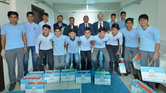 Seyda Molla Bahri İmam Hatip Ortaokulu Futbol Takımı Müdür GÜRTÜRK Tarafından Ödüllendirildi.