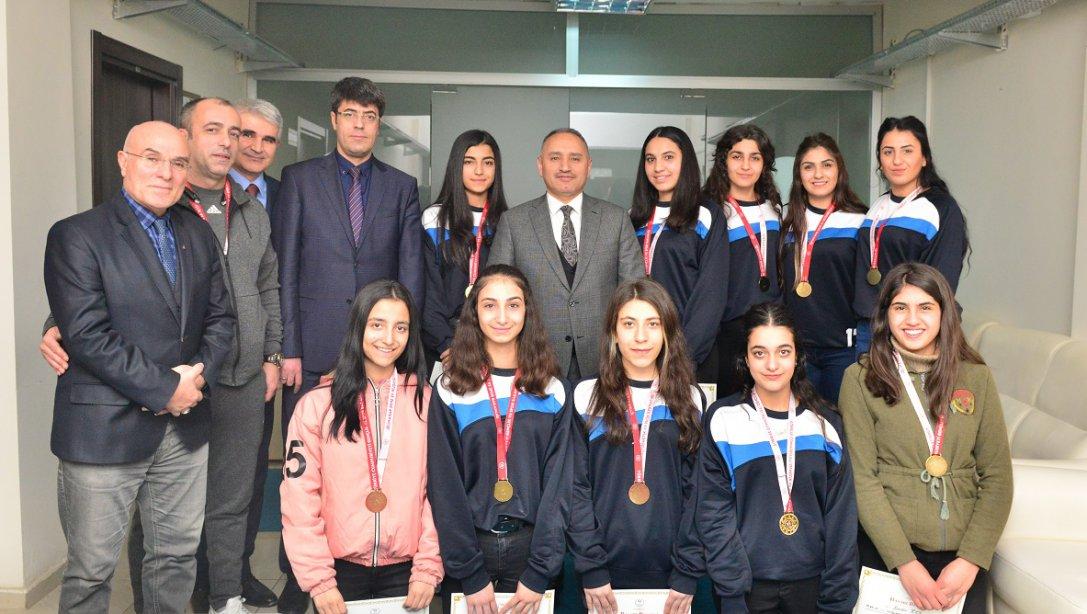 Hazar Anadolu Lisesi Kız Voleybol Takımımızdan bir Başarı Daha…