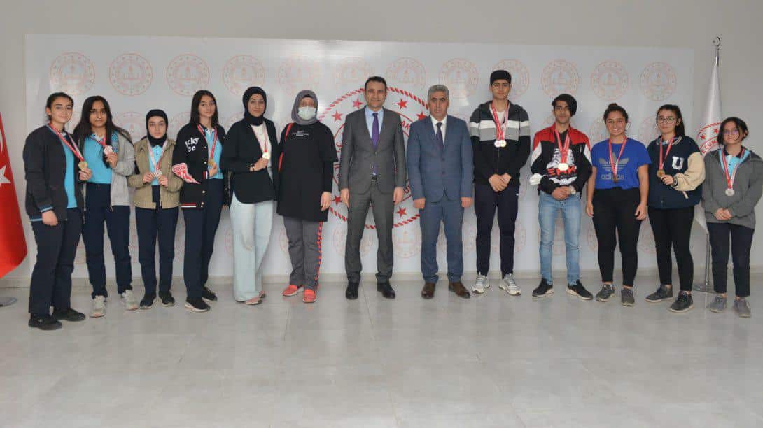 Yahya Kemal Beyatlı Anadolu Lisesi'nin Sporcu Öğrencileri İl Müdürümüz Mehmet YİĞİT'i Ziyaret Ettiler