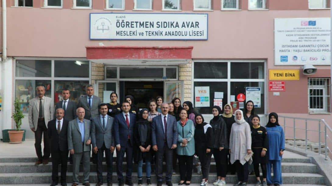 Elazığ Valisi Dr. Ömer TORAMAN Öğretmen Sıdıka Avar Mesleki ve Teknik Anadolu Lisesi Baskı Atölyesinin Açılışını Gerçekleştirdi.