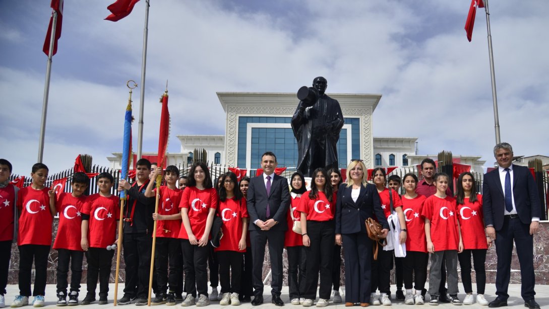 23 Nisan Coşkusu Atatürk Anıtına Çelenk Sunulmasıyla Başladı