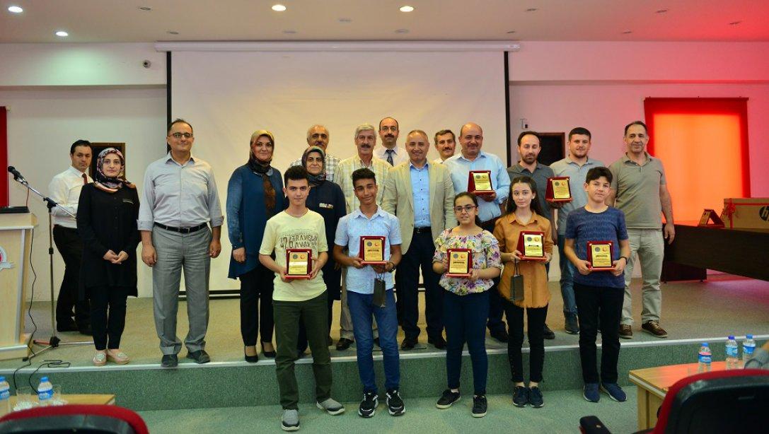 Şehit Eyüp Oğuz Fen ve Sosyal Bilimler Proje Anadolu İmam Hatip Lisesinin Düzenlediği 1. Matematik Olimpiyatlarında Dereceye Giren Öğrenci ve Okullarımız Ödüllendirildi.