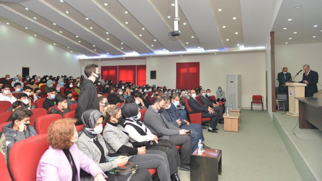 İlimiz Valisi Dr. Ömer Toraman Şehit Eyüp Oğuz Anadolu İmam Hatip Lisesi'nin Düzenlediği Kariyer Günleri Programına Katıldı.