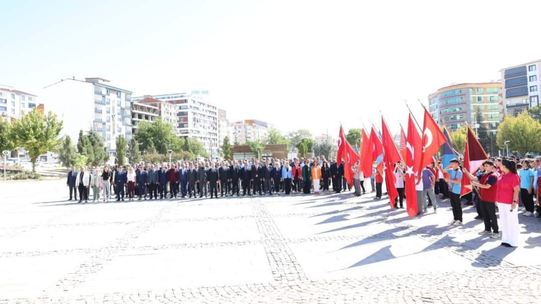 İLKÖĞRETİM HAFTASI KUTLAMALARI ÇELENK SUNMA PROGRAMI İLE BAŞLADI